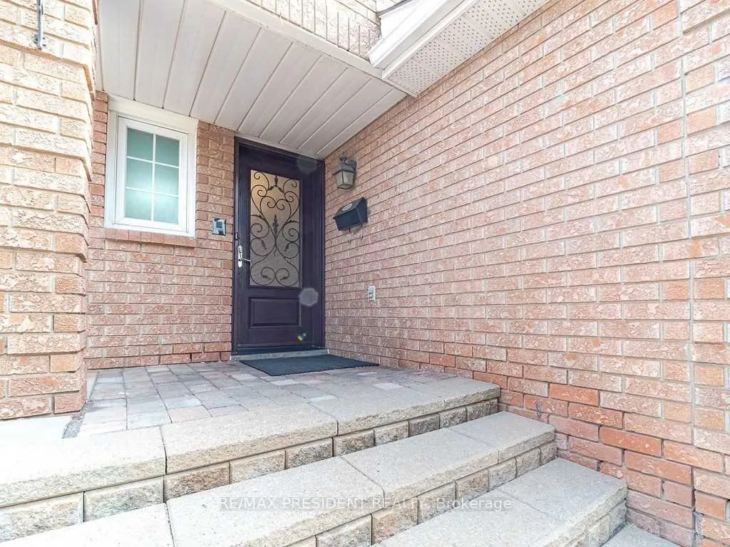 Photo 2 of 423 Brownridge Drive, Vaughan, Brownridge — HOMEH