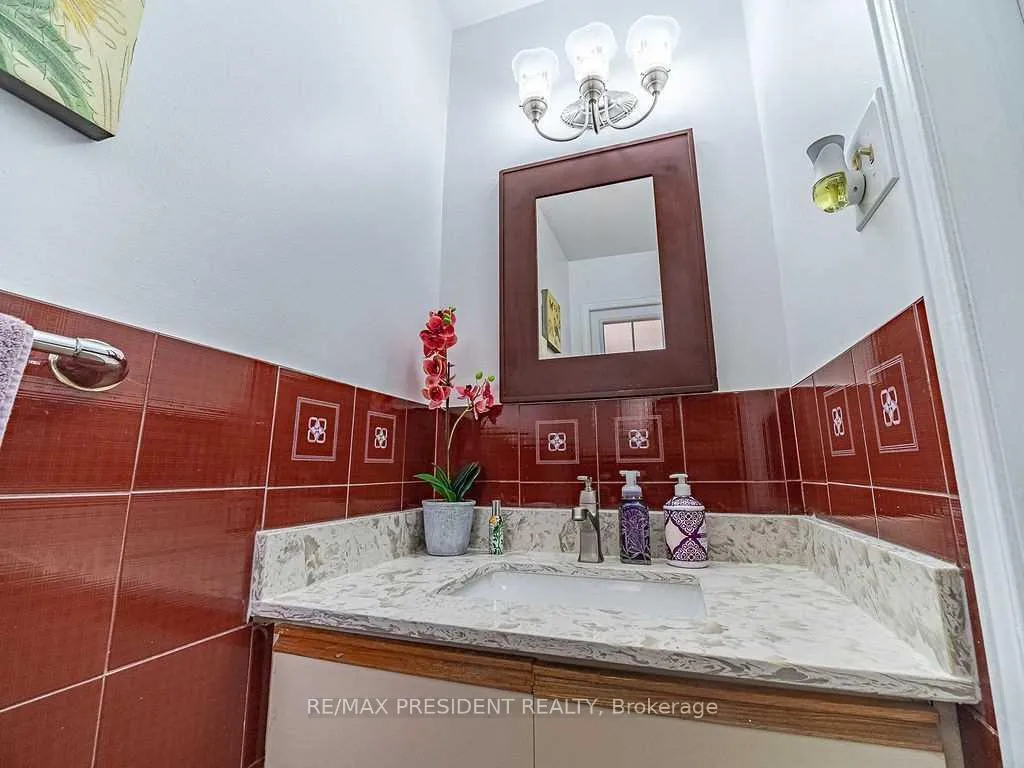 Photo 4 of 423 Brownridge Drive, Vaughan, Brownridge — HOMEH