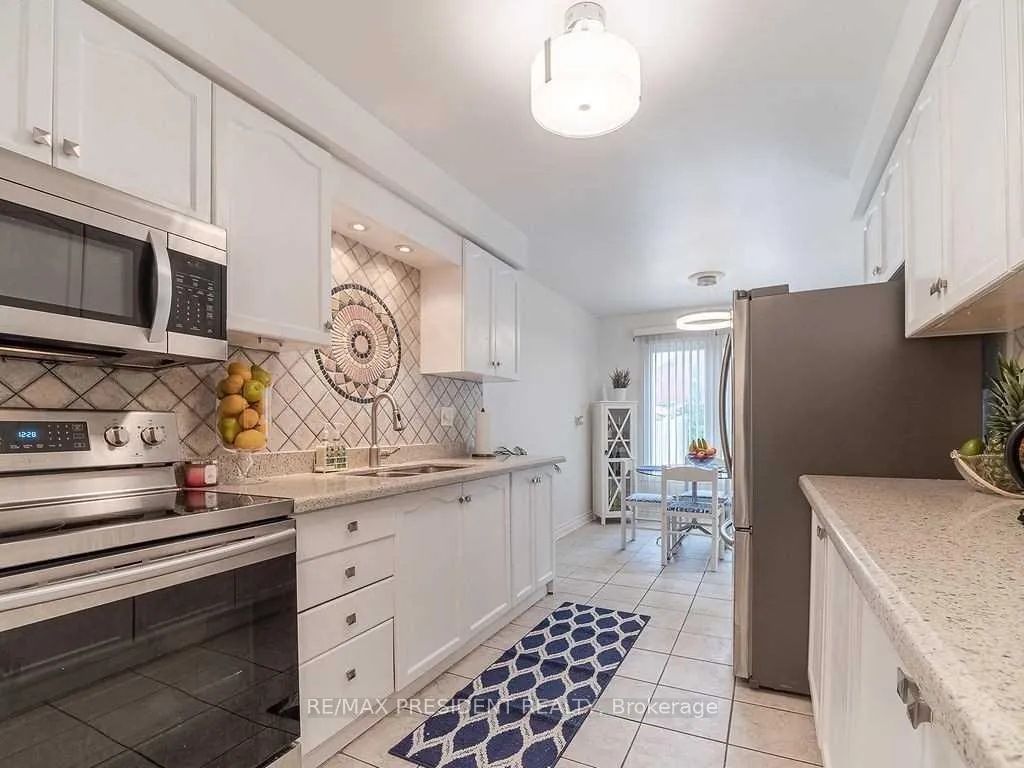 Photo 5 of 423 Brownridge Drive, Vaughan, Brownridge — HOMEH