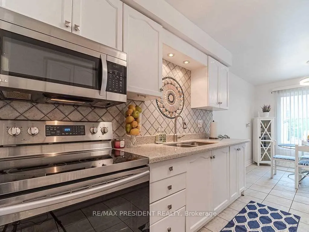 Photo 6 of 423 Brownridge Drive, Vaughan, Brownridge — HOMEH
