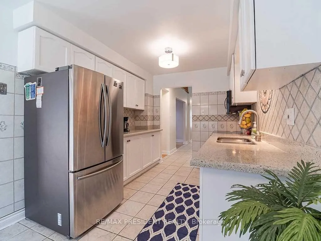 Photo 7 of 423 Brownridge Drive, Vaughan, Brownridge — HOMEH