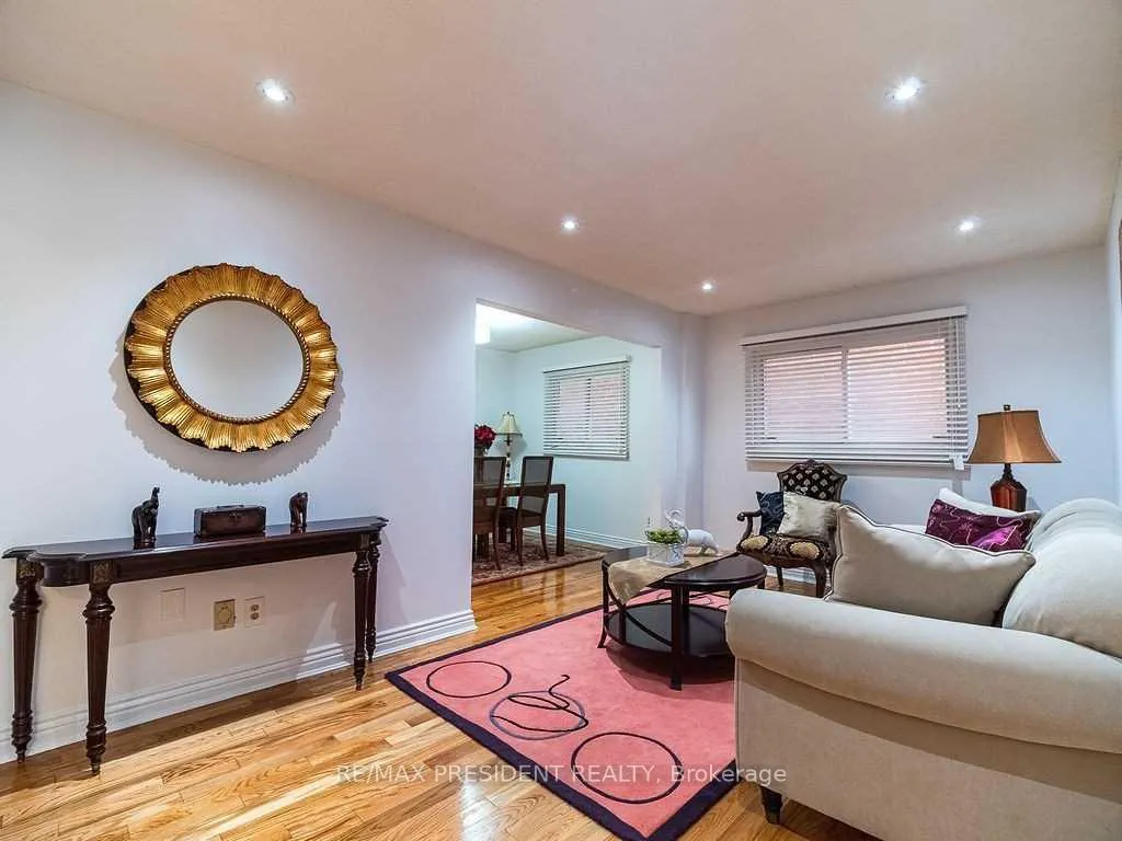 Photo 9 of 423 Brownridge Drive, Vaughan, Brownridge — HOMEH