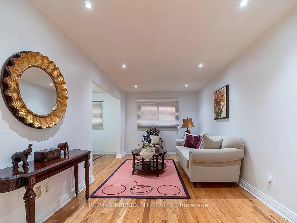 Photo 10 of 423 Brownridge Drive, Vaughan, Brownridge — HOMEH