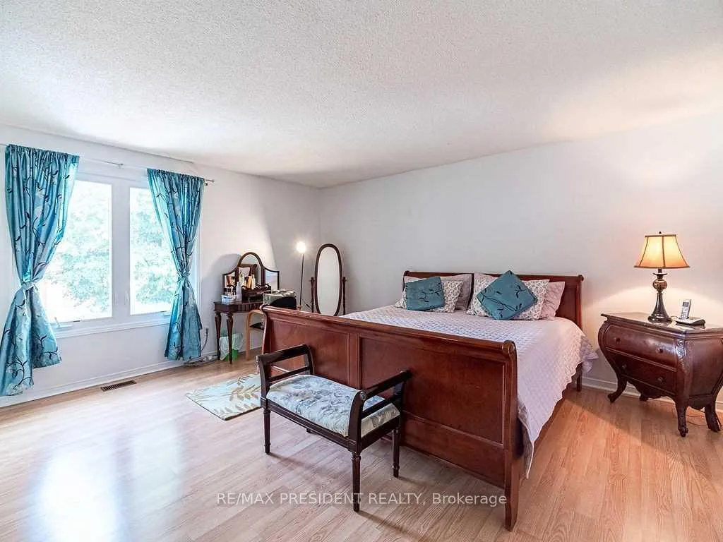 Photo 16 of 423 Brownridge Drive, Vaughan, Brownridge — HOMEH