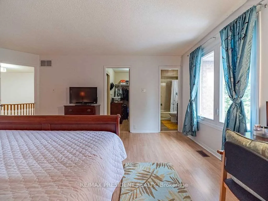 Photo 17 of 423 Brownridge Drive, Vaughan, Brownridge — HOMEH