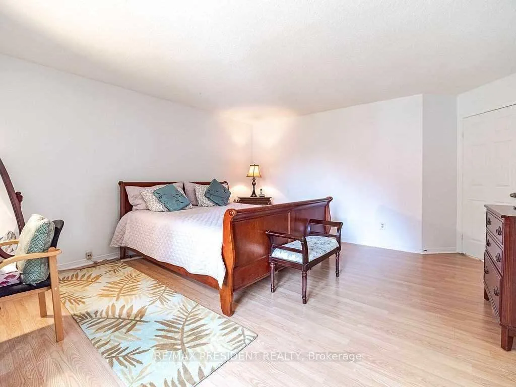 Photo 18 of 423 Brownridge Drive, Vaughan, Brownridge — HOMEH