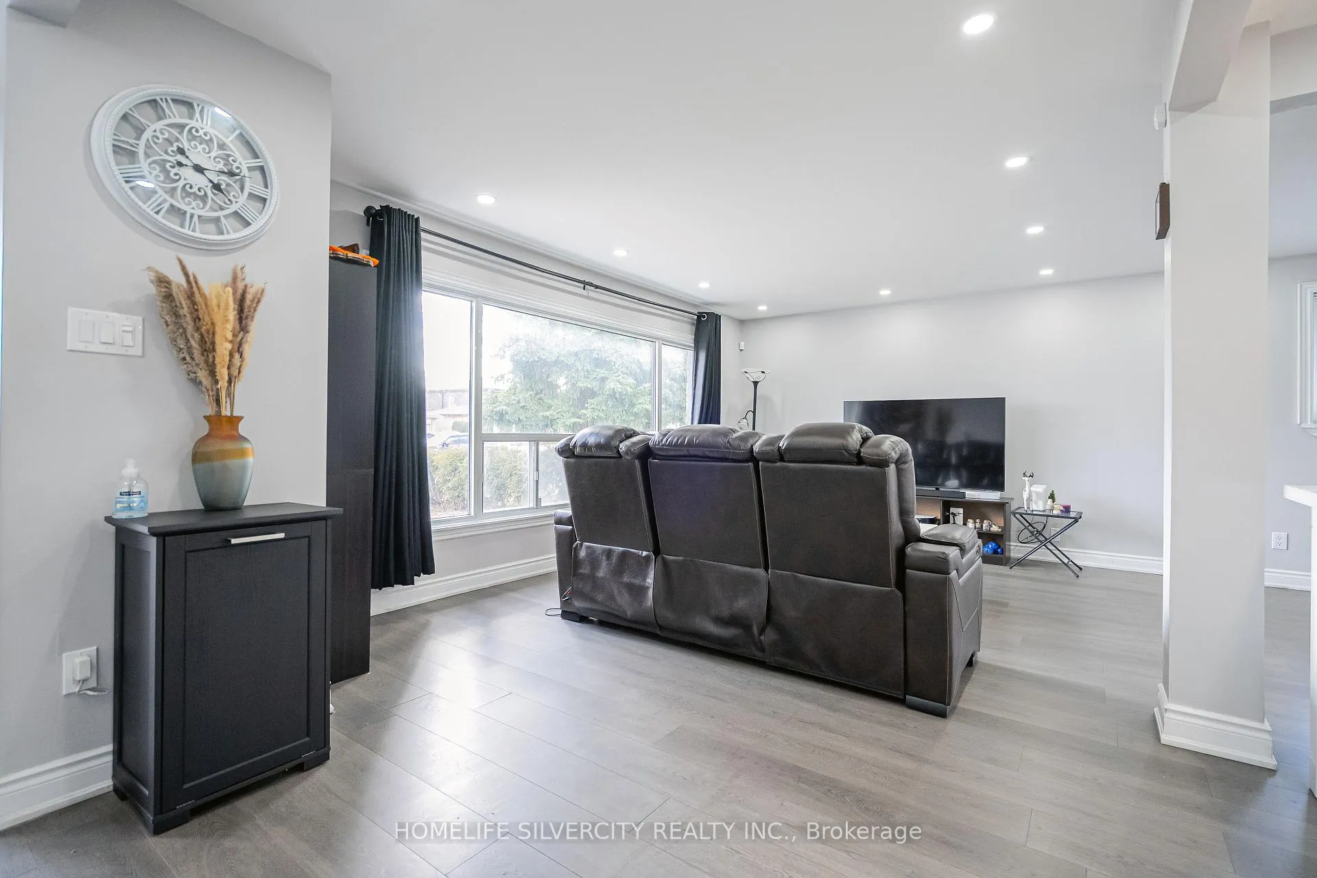 Photo 3 of 72 Brookland Drive, Brampton, Avondale — HOMEH