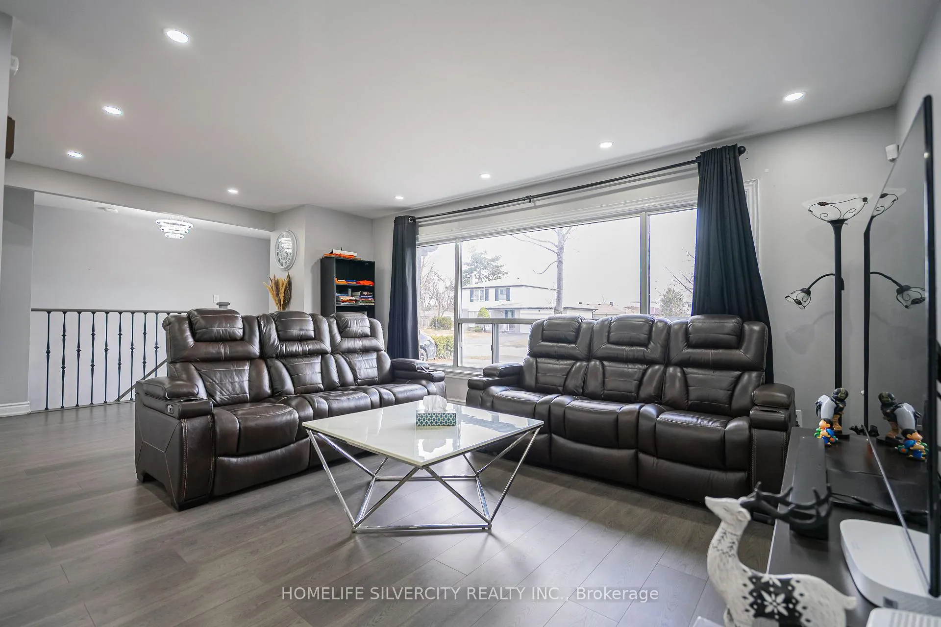 Photo 4 of 72 Brookland Drive, Brampton, Avondale — HOMEH