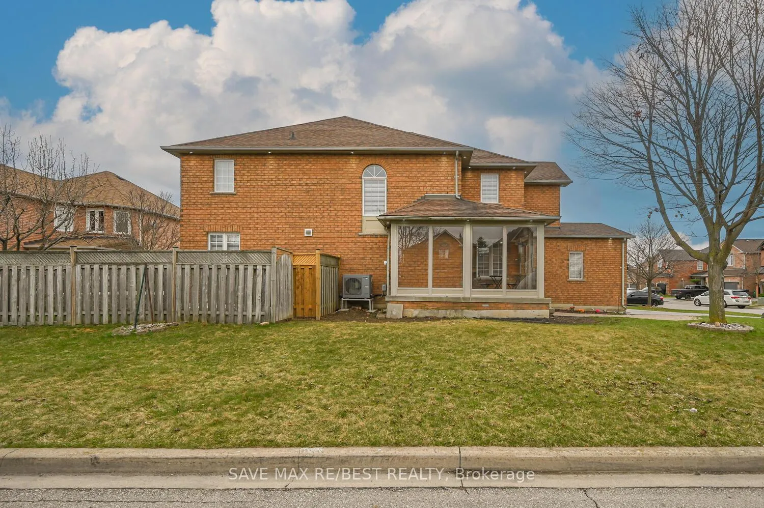 Photo 2 of 29 Baccarat Crescent, Brampton, Snelgrove — HOMEH