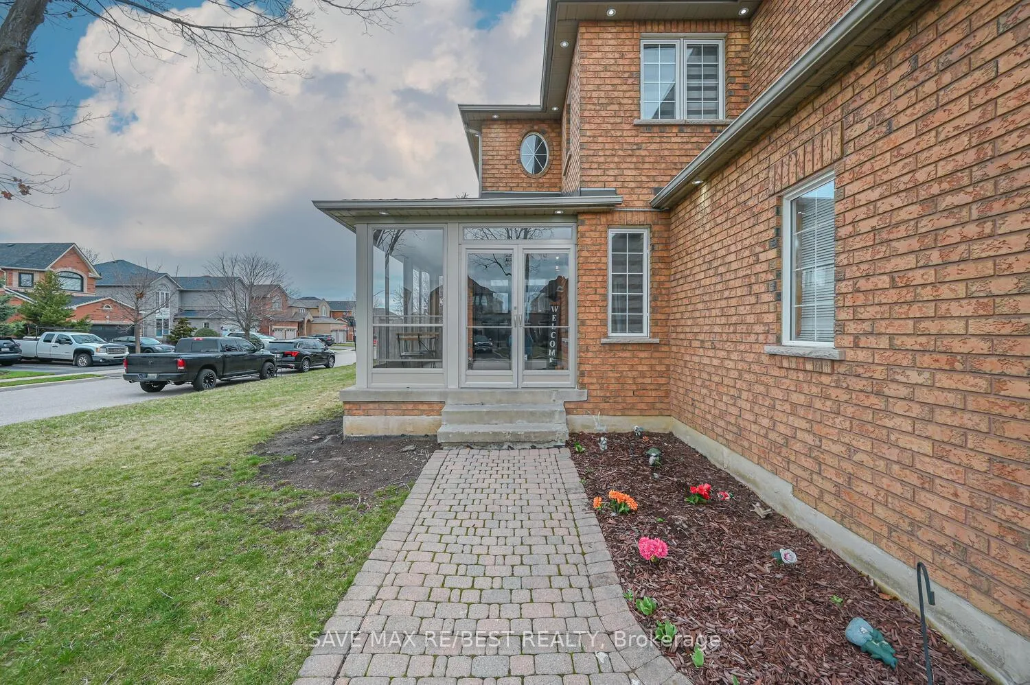 Photo 4 of 29 Baccarat Crescent, Brampton, Snelgrove — HOMEH