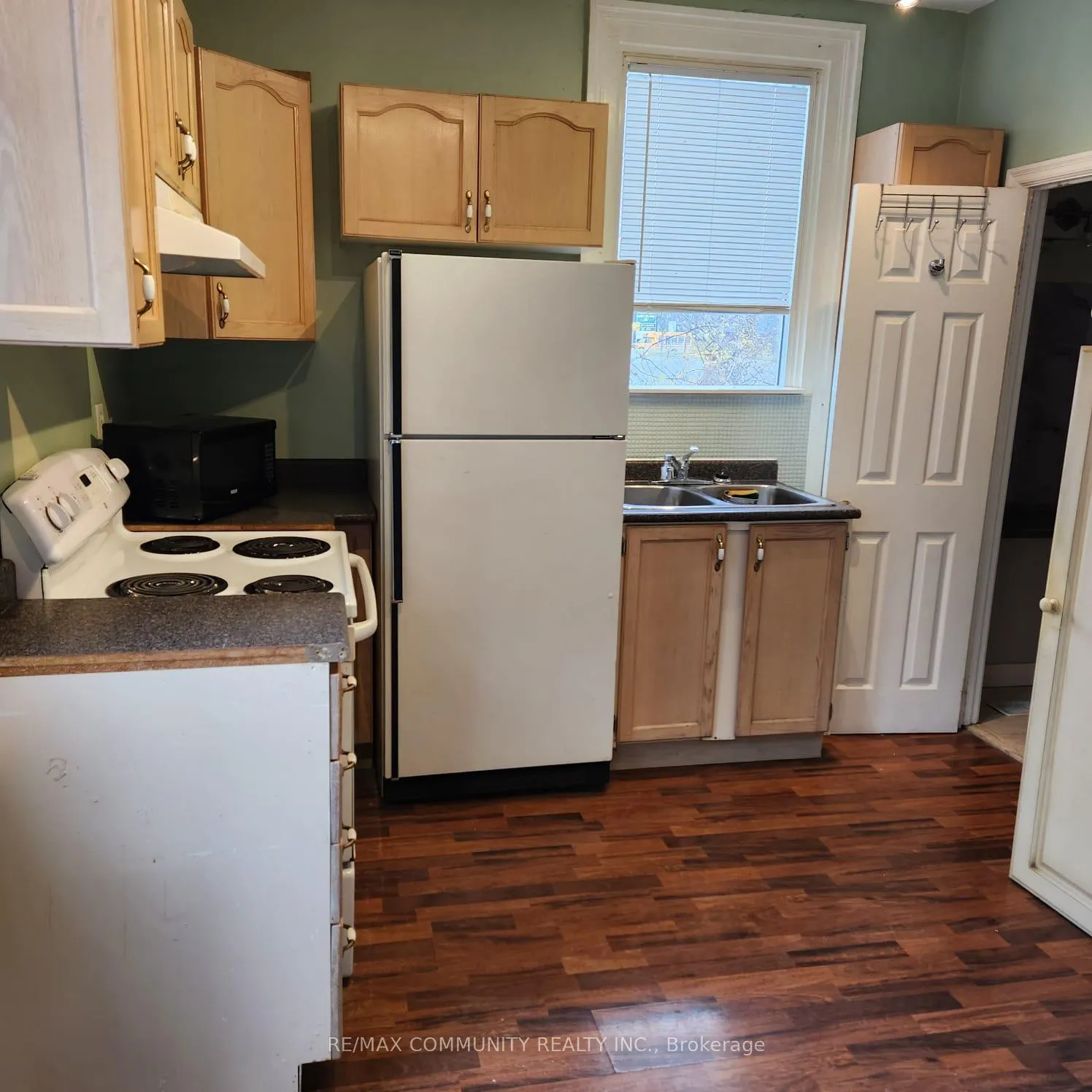 Photo 3 of 562 Simcoe Street S, Oshawa, Central — HOMEH