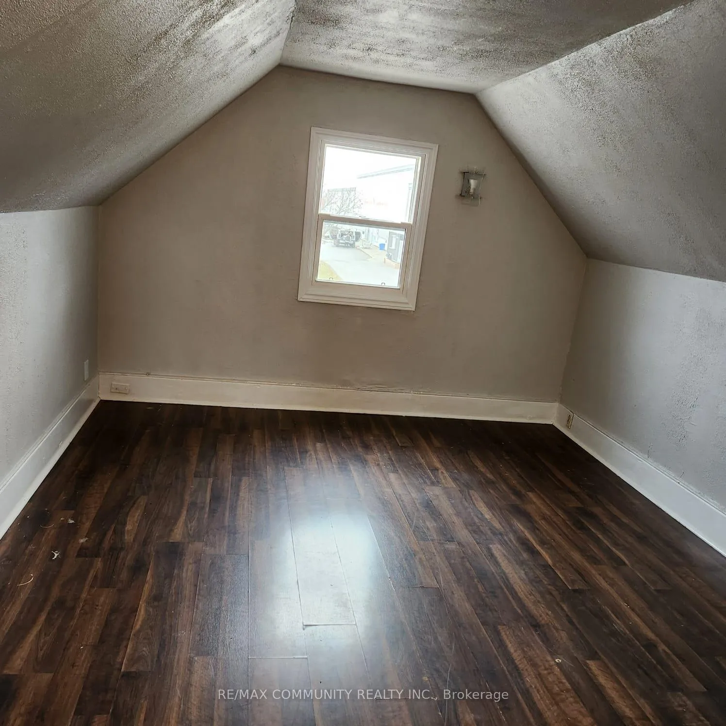Photo 4 of 562 Simcoe Street S, Oshawa, Central — HOMEH