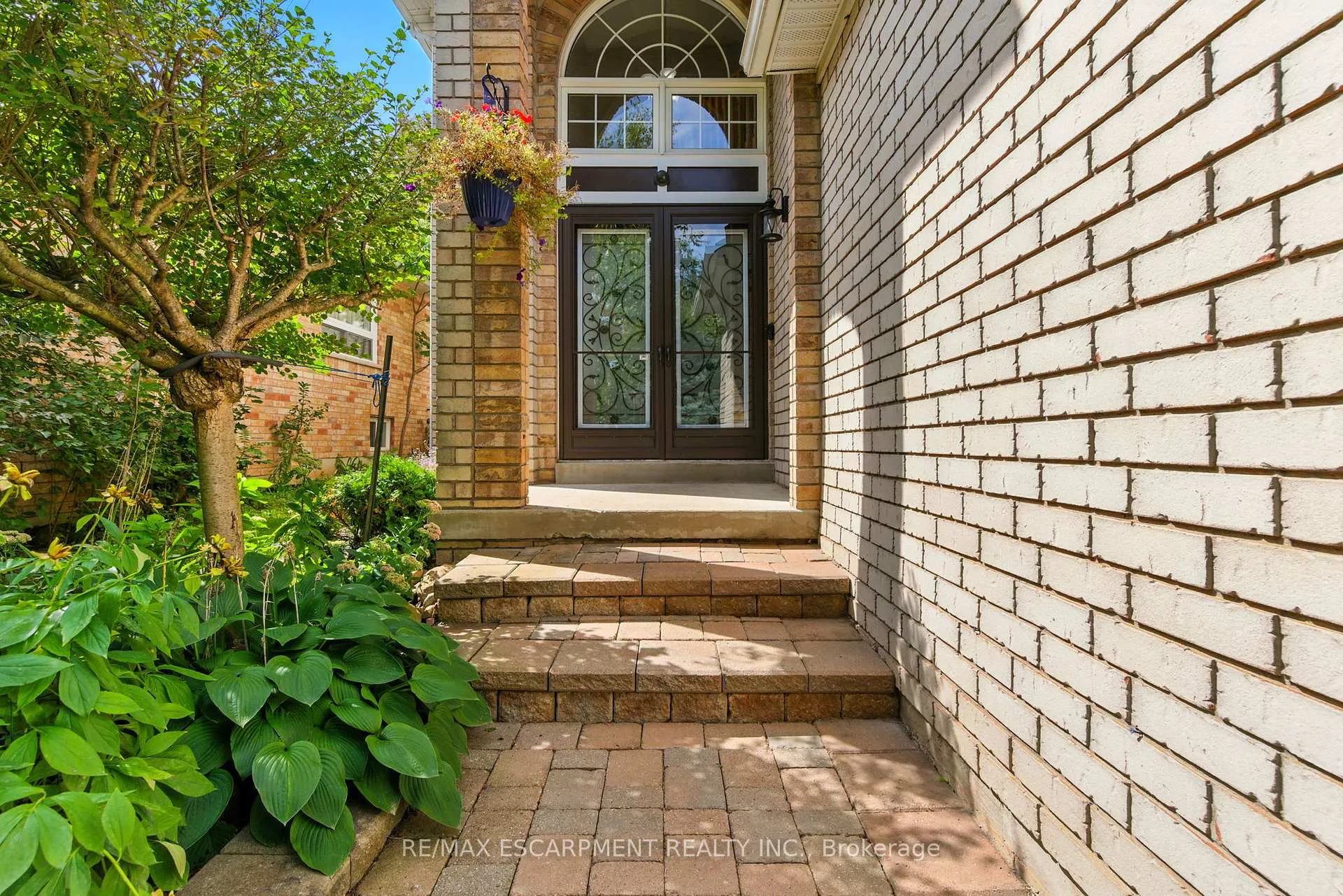 Photo 3 of 49 Johnson Crescent, Halton Hills, Georgetown — HOMEH