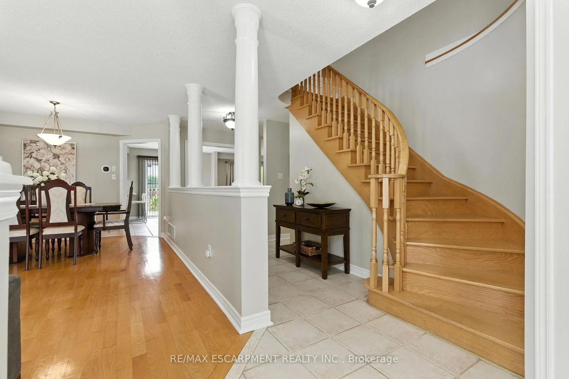 Photo 5 of 49 Johnson Crescent, Halton Hills, Georgetown — HOMEH