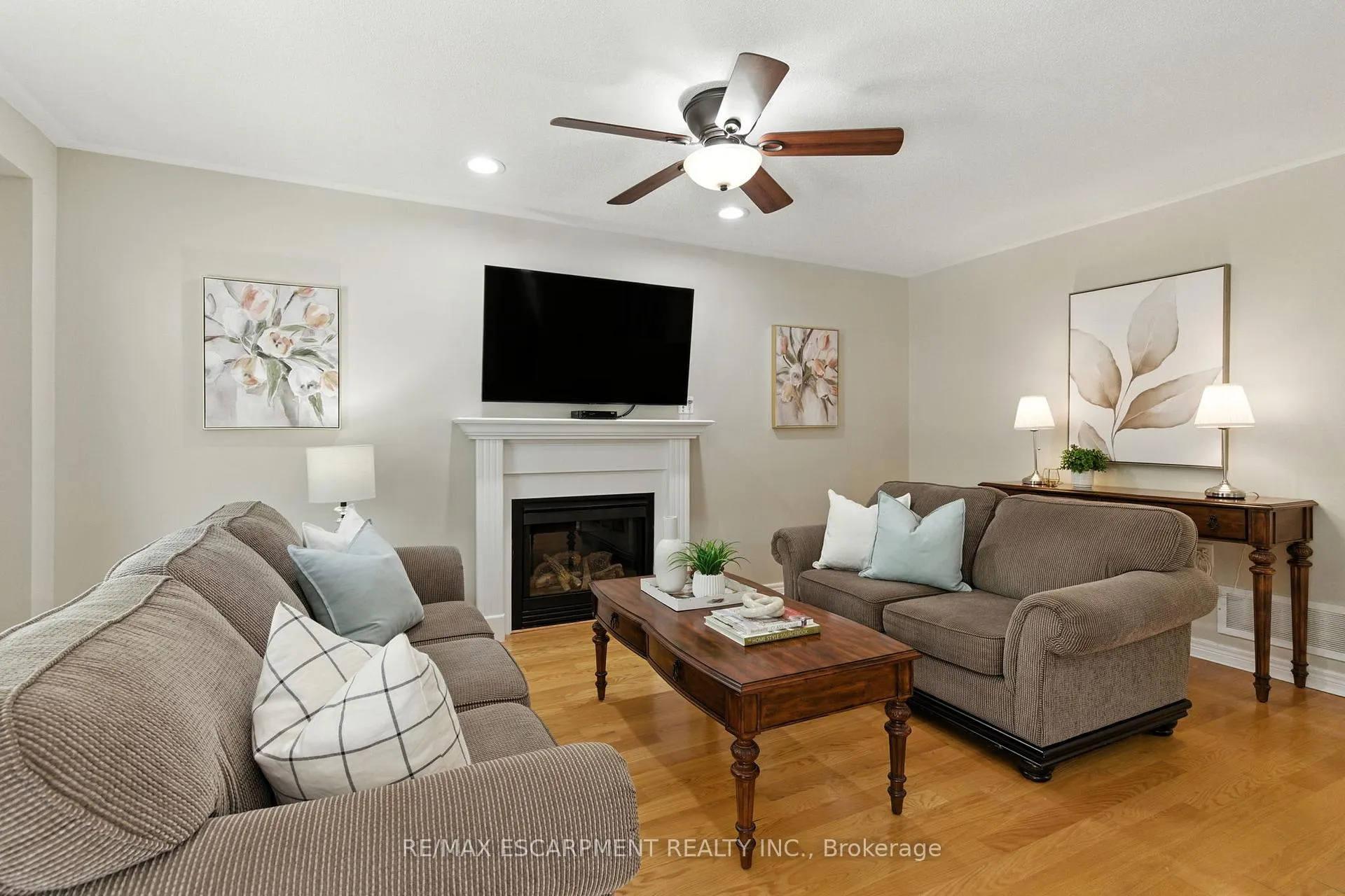 Photo 8 of 49 Johnson Crescent, Halton Hills, Georgetown — HOMEH