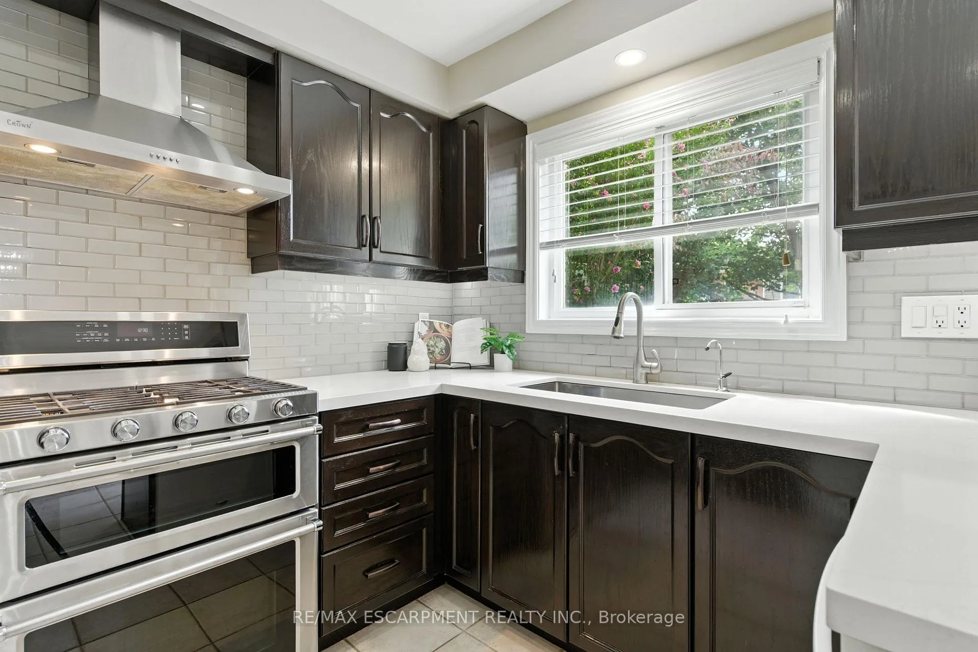 Photo 13 of 49 Johnson Crescent, Halton Hills, Georgetown — HOMEH