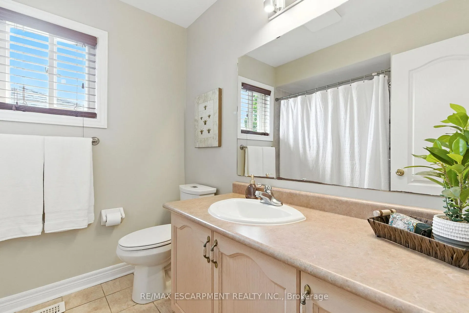 Photo 20 of 49 Johnson Crescent, Halton Hills, Georgetown — HOMEH