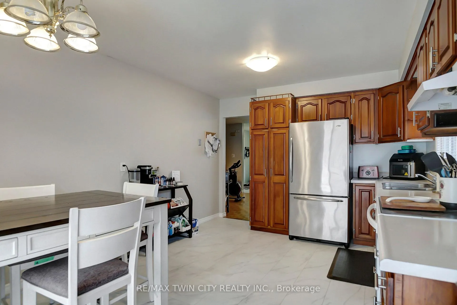 Photo 11 of 562 Champlain Boulevard, Cambridge — HOMEH