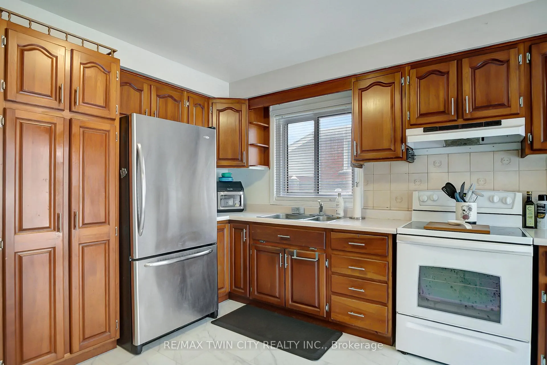 Photo 13 of 562 Champlain Boulevard, Cambridge — HOMEH