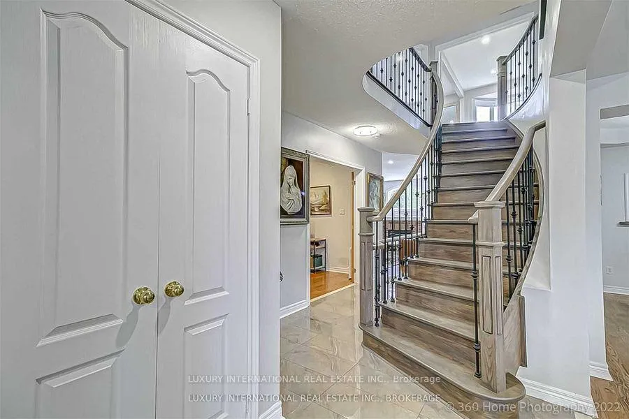Photo 13 of 85 Summer Valley Drive, Brampton, Snelgrove — HOMEH