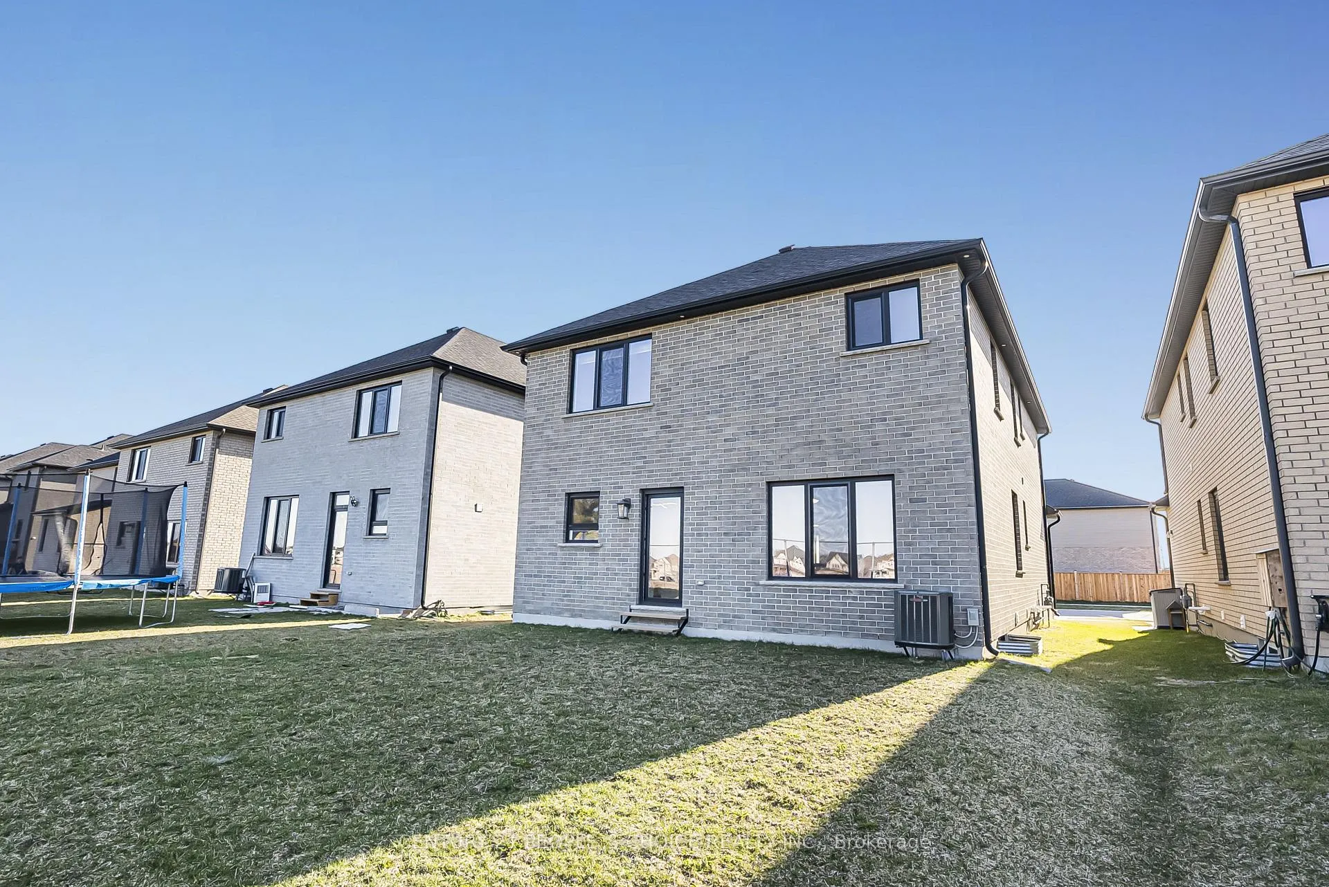 Photo 13 of 24 Grandville Circle, Brant, Paris — HOMEH