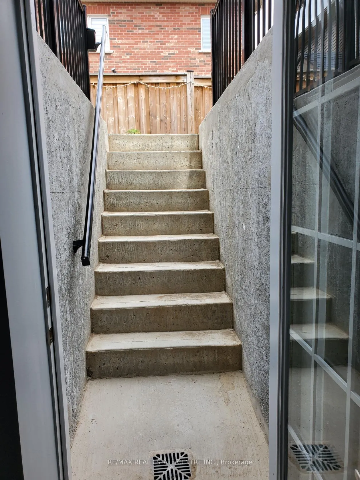 Photo 3 of 379 Trudeau Drive, Milton, Clarke — HOMEH