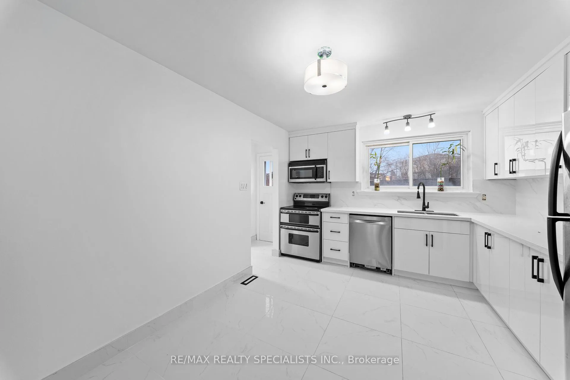Photo 17 of 63 Davenport Crescent, Brampton, Southgate — HOMEH