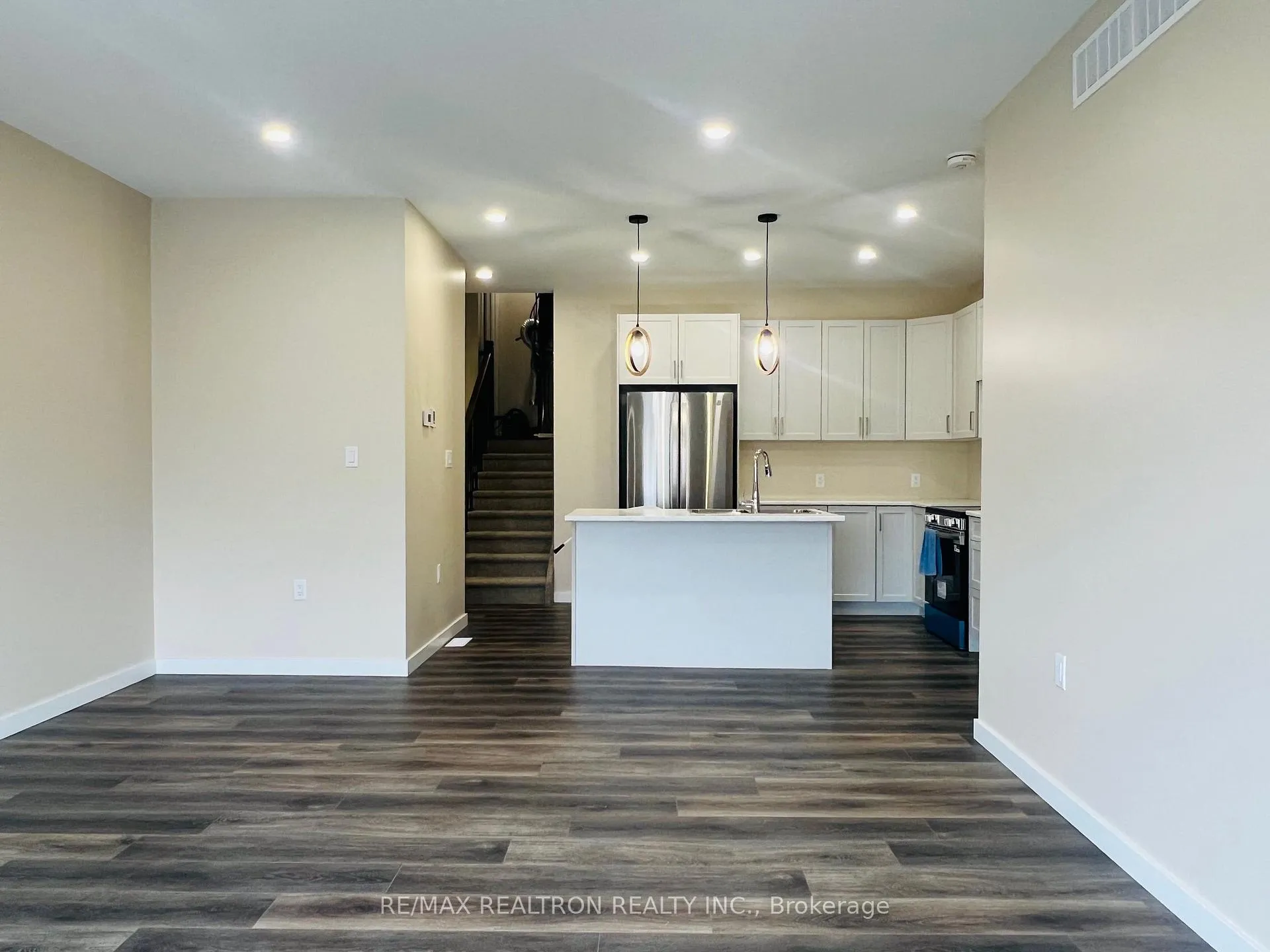 Photo 2 of 9 Summit Crescent, Belleville, Belleville Ward — HOMEH