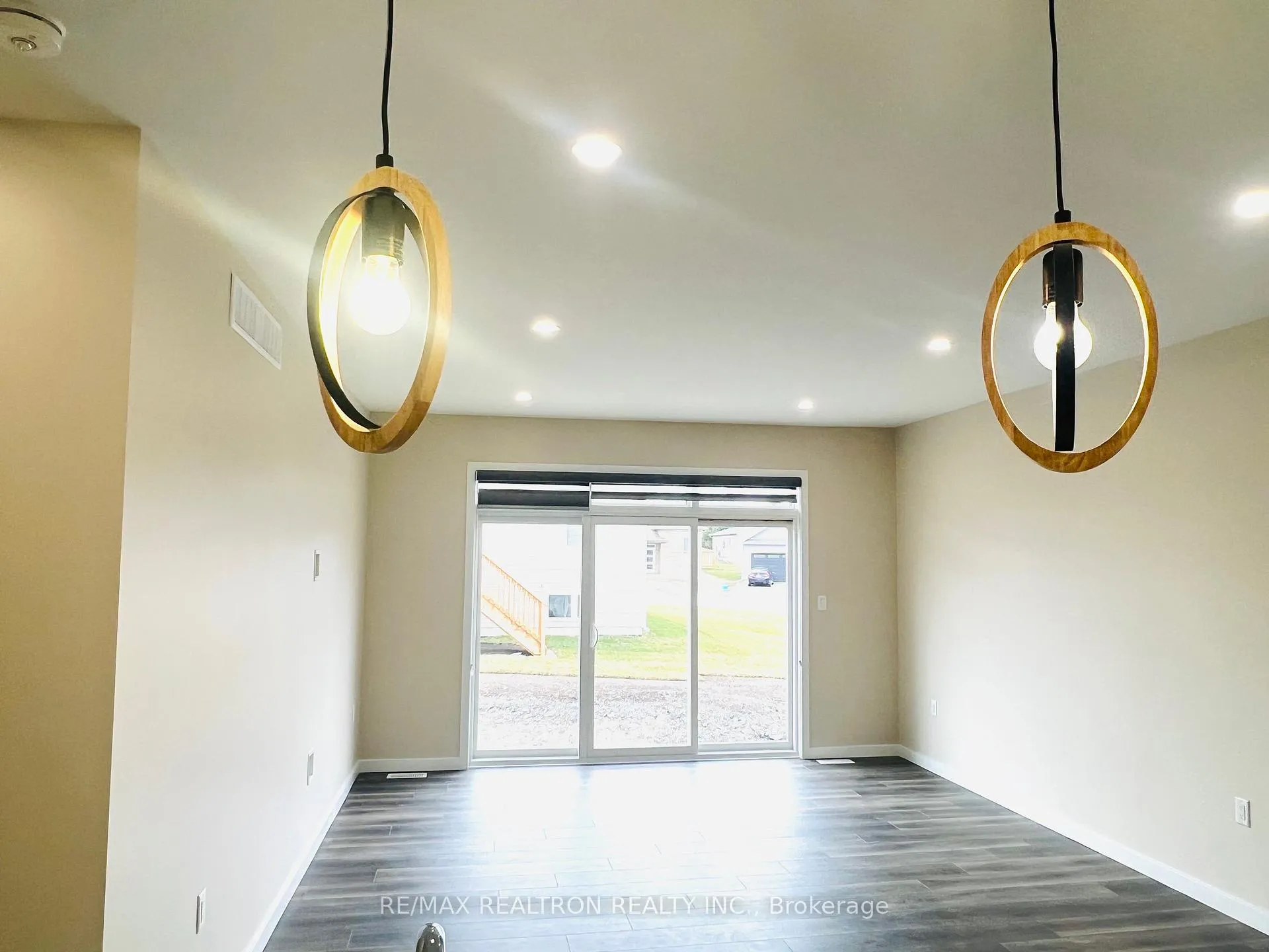 Photo 7 of 9 Summit Crescent, Belleville, Belleville Ward — HOMEH