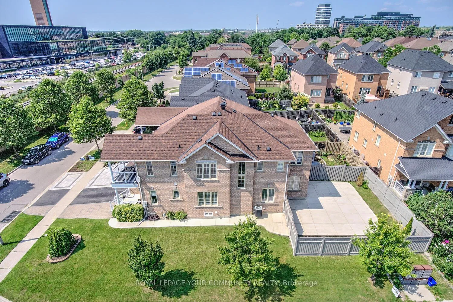 Photo 2 of 208 Petticoat Road, Vaughan, Patterson — HOMEH