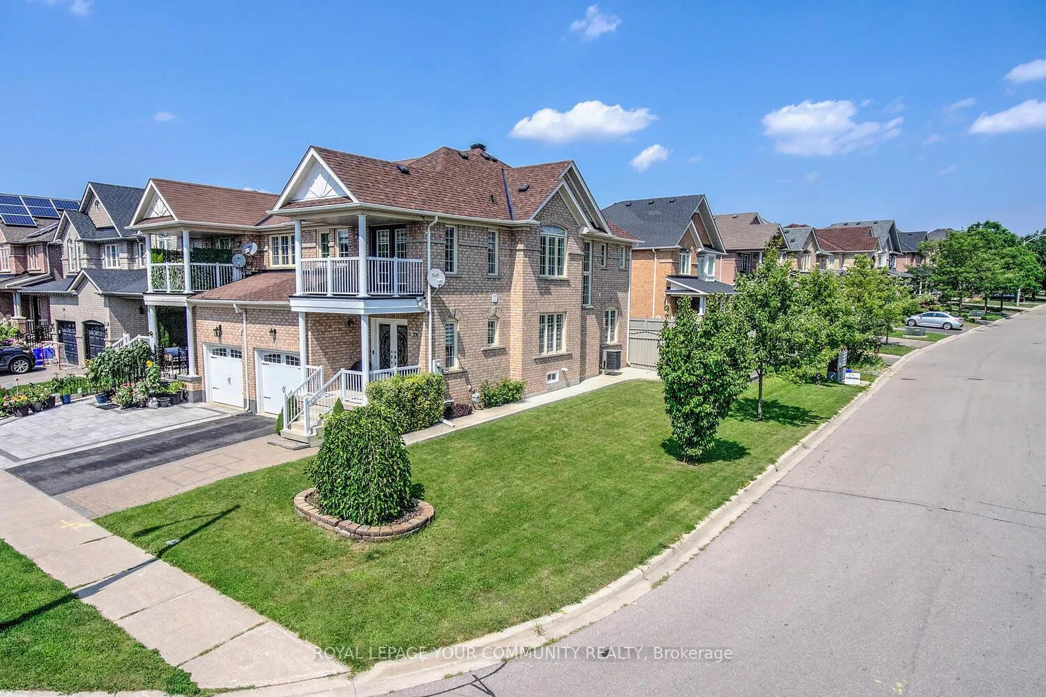 Photo 3 of 208 Petticoat Road, Vaughan, Patterson — HOMEH