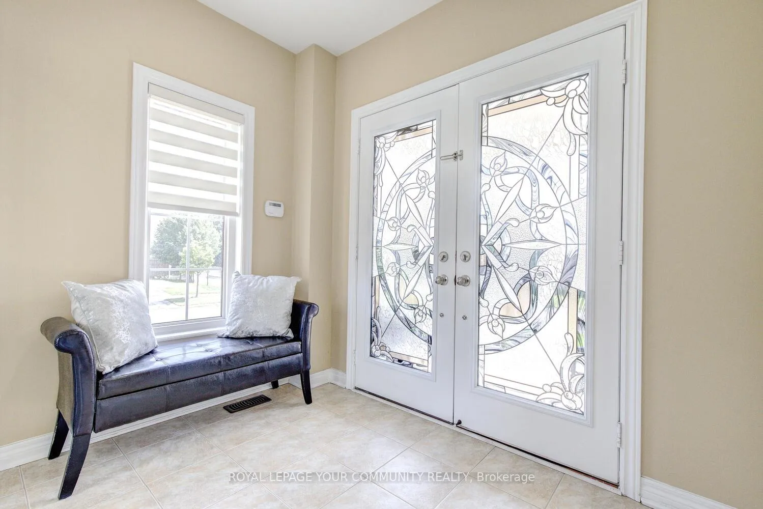 Photo 4 of 208 Petticoat Road, Vaughan, Patterson — HOMEH