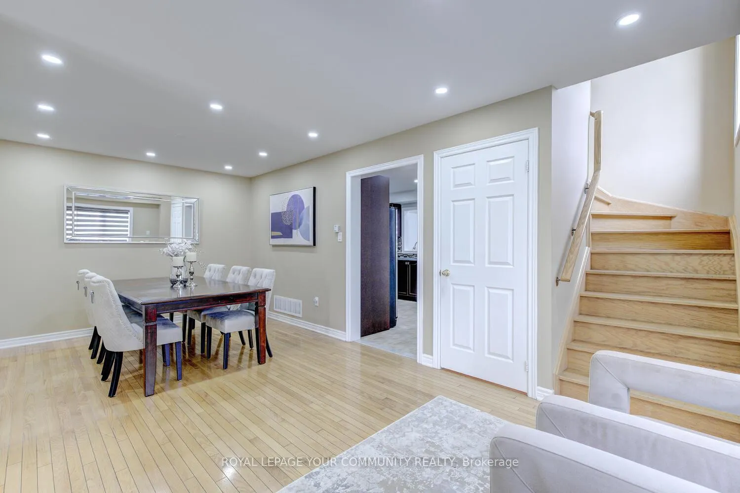 Photo 6 of 208 Petticoat Road, Vaughan, Patterson — HOMEH