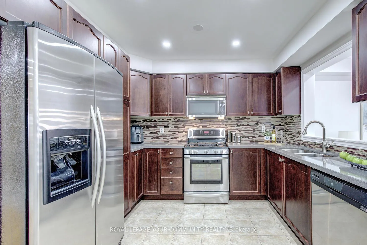 Photo 21 of 208 Petticoat Road, Vaughan, Patterson — HOMEH
