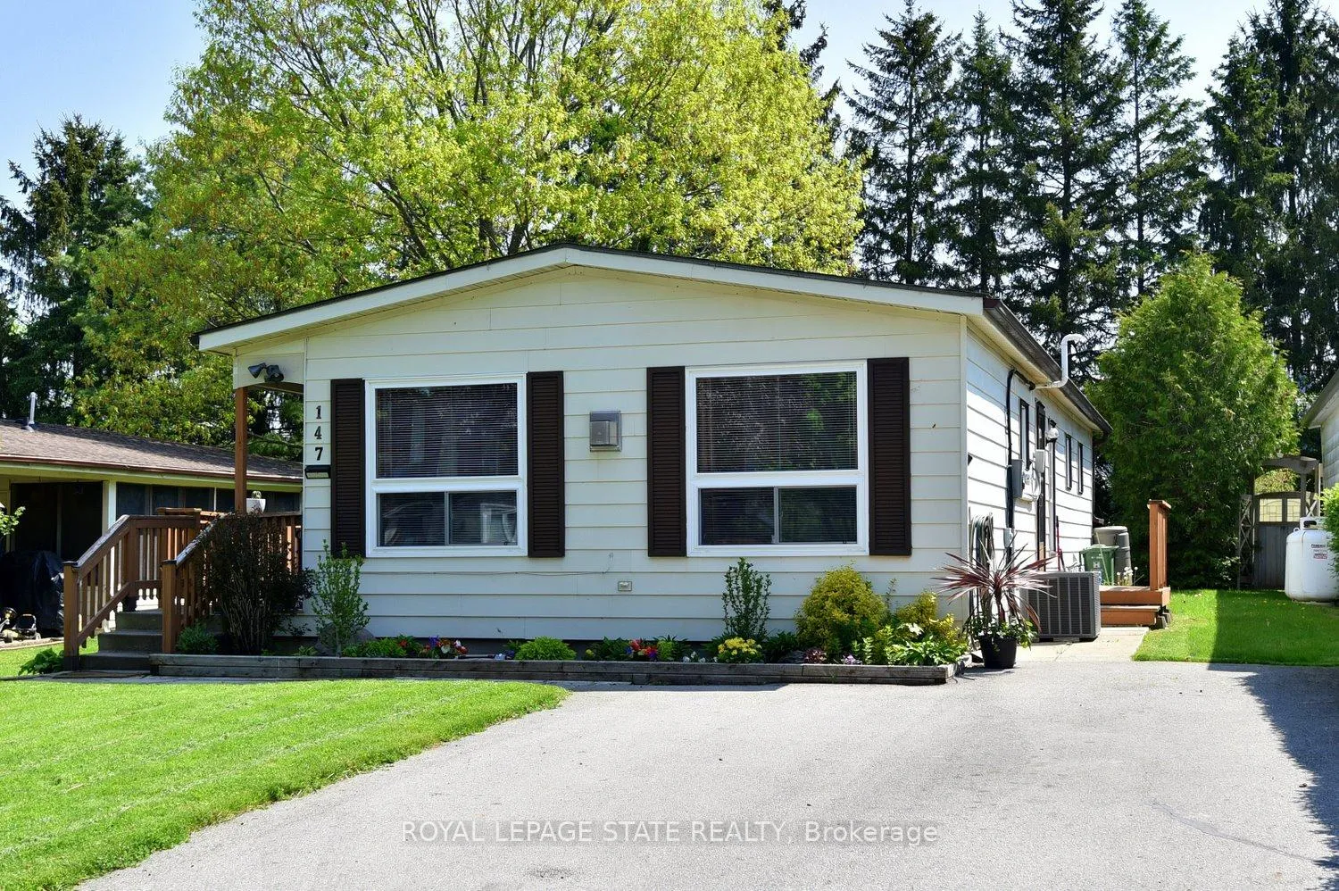 Photo 3 of 147 Maple Crescent, Hamilton, Rural Flamborough — HOMEH