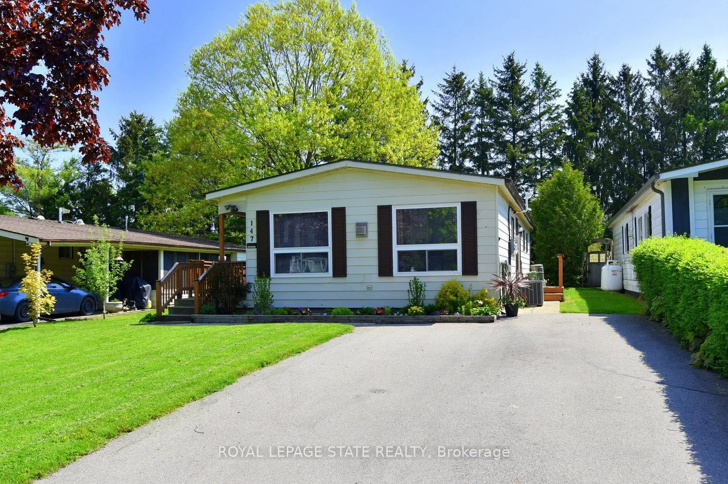 Photo 4 of 147 Maple Crescent, Hamilton, Rural Flamborough — HOMEH