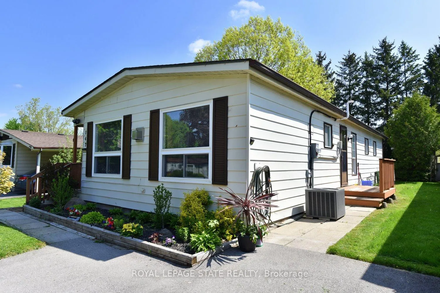Photo 5 of 147 Maple Crescent, Hamilton, Rural Flamborough — HOMEH