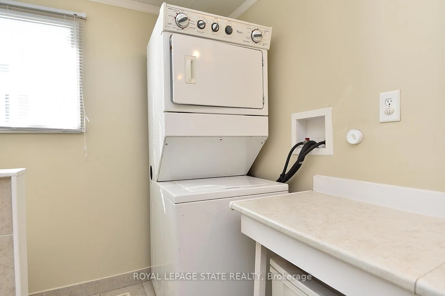 Photo 17 of 147 Maple Crescent, Hamilton, Rural Flamborough — HOMEH