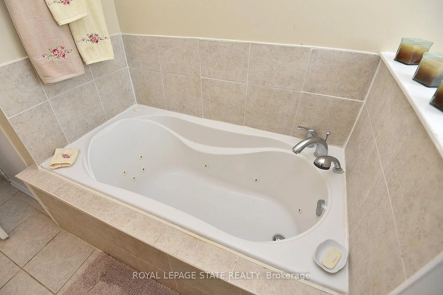 Photo 18 of 147 Maple Crescent, Hamilton, Rural Flamborough — HOMEH