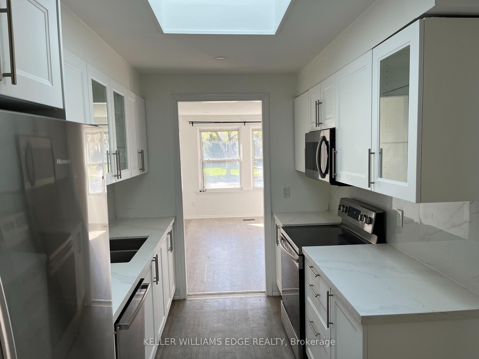 Photo 2 of 2233 Manchester Drive E, Burlington, Brant Hills — HOMEH