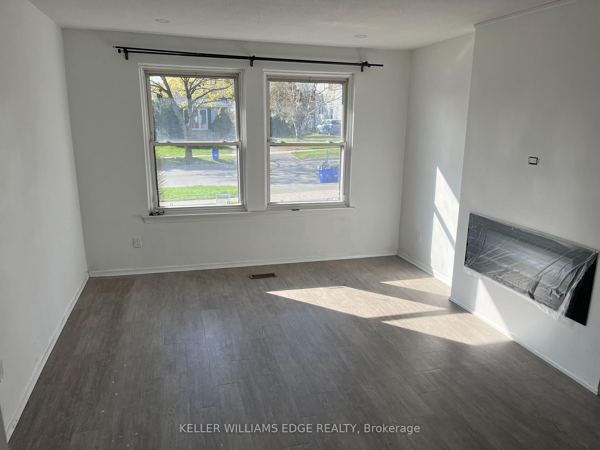 Photo 3 of 2233 Manchester Drive E, Burlington, Brant Hills — HOMEH