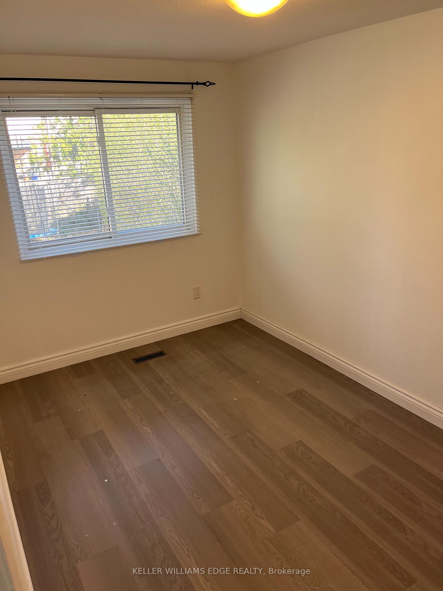 Photo 5 of 2233 Manchester Drive E, Burlington, Brant Hills — HOMEH