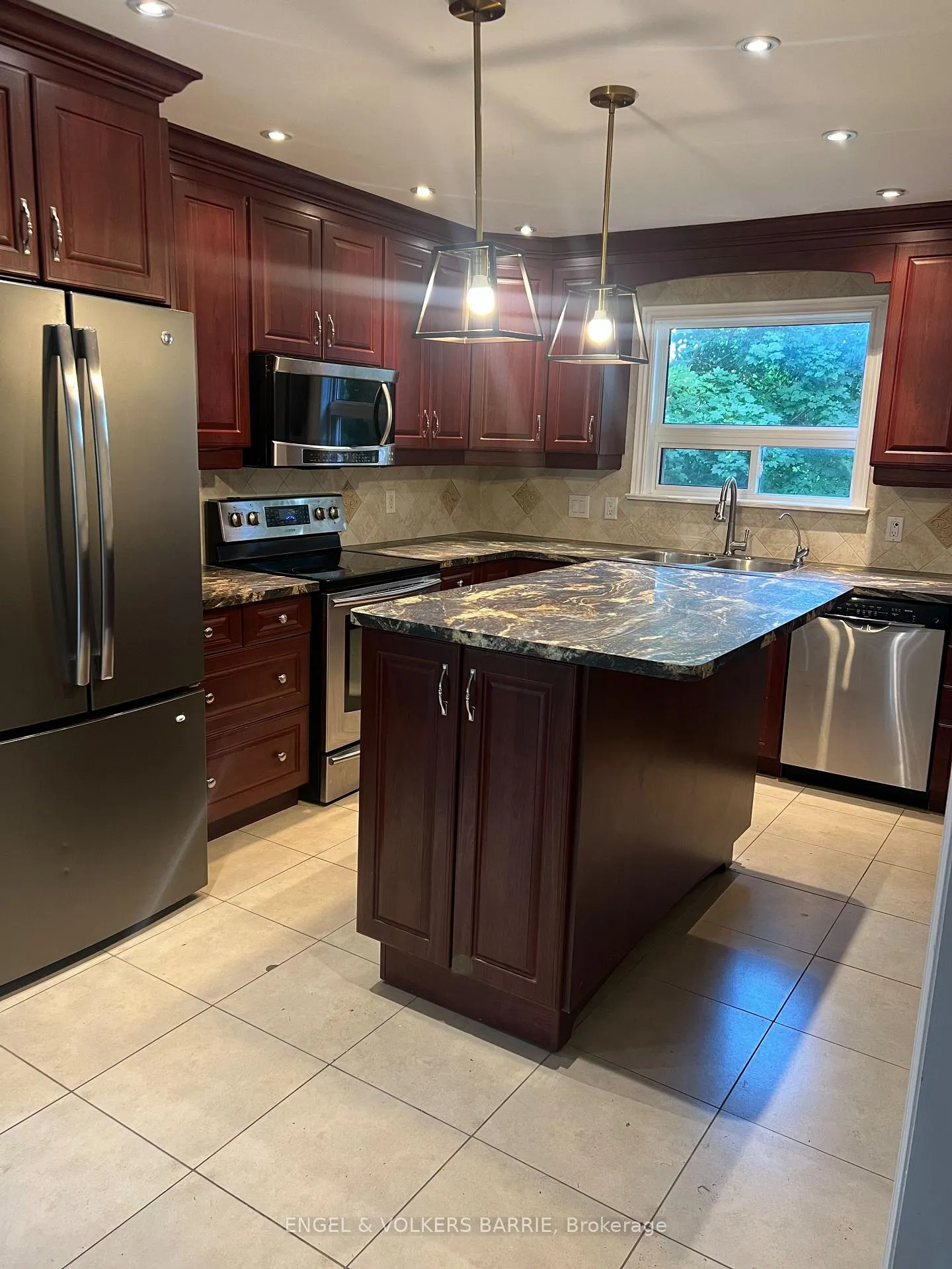 Photo 3 of 87 Daphne Crescent, Barrie, Cundles East — HOMEH