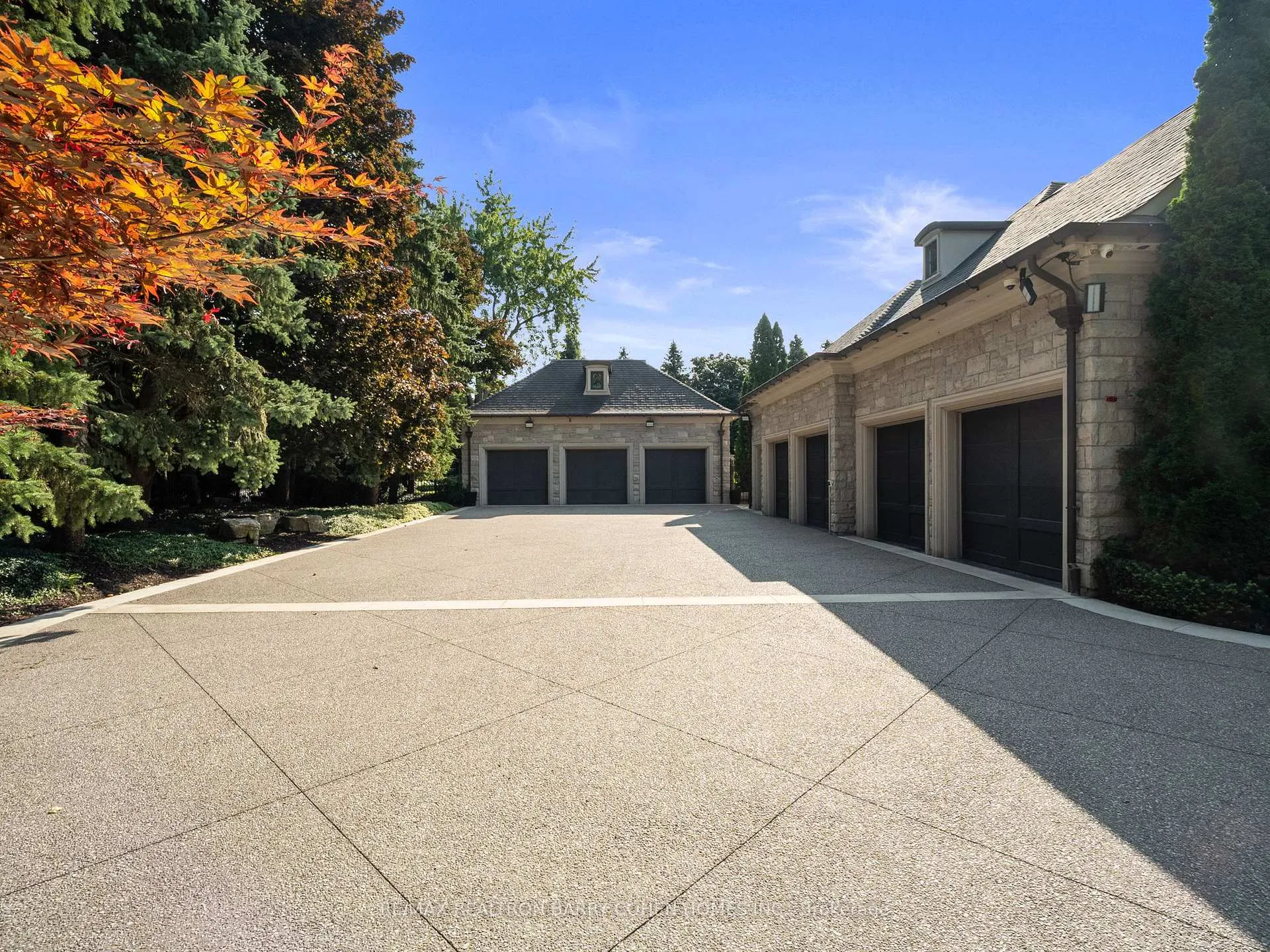 Photo 2 of 284 Pine Valley Crescent, Vaughan, East Woodbridge — HOMEH