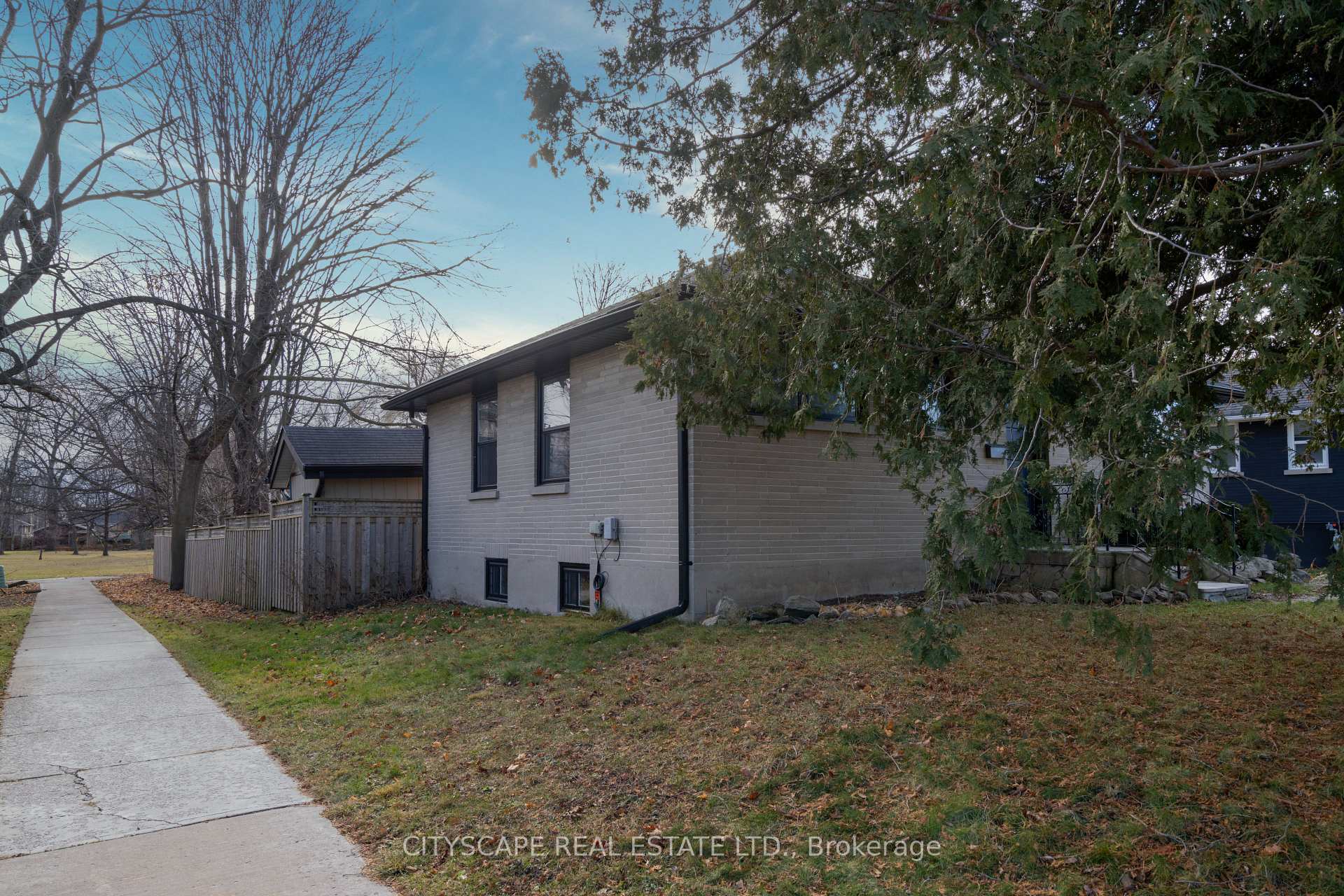 Photo 3 of 35 Forest Road, Ajax, South East — HOMEH