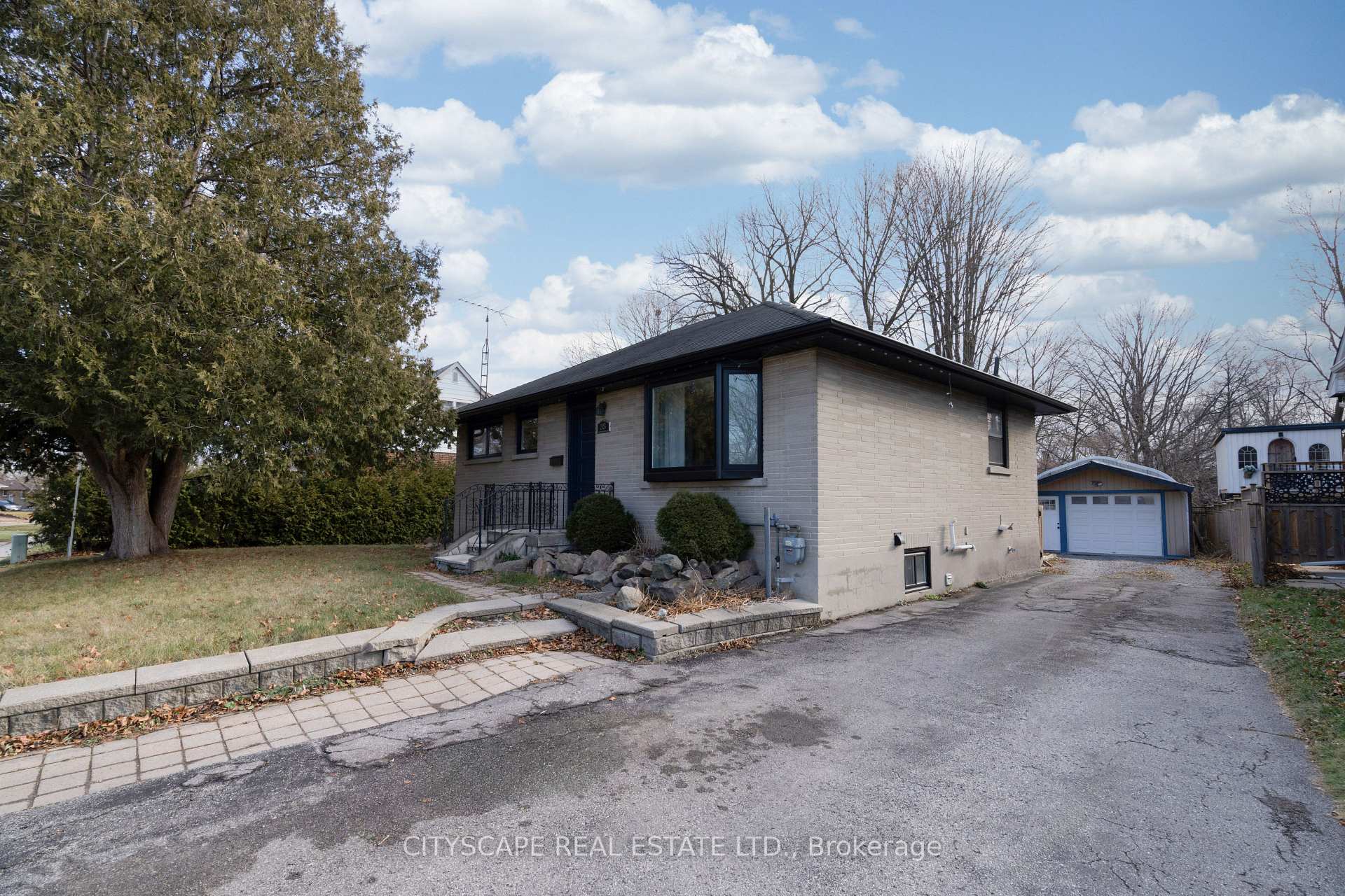 Photo 29 of 35 Forest Road, Ajax, South East — HOMEH