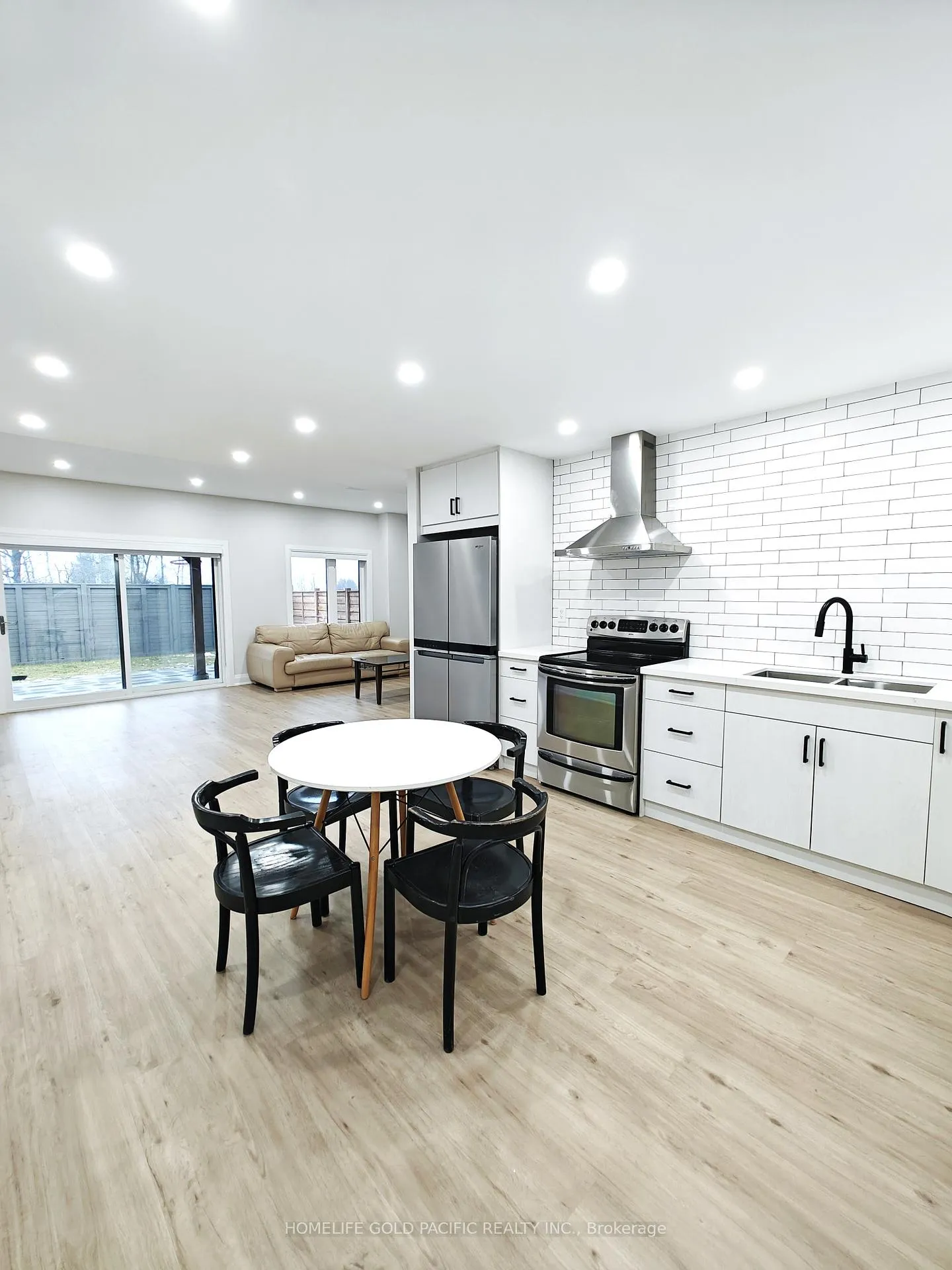 Photo 8 of 22 Pine Hill Crescent, Aurora, Aurora Estates — HOMEH