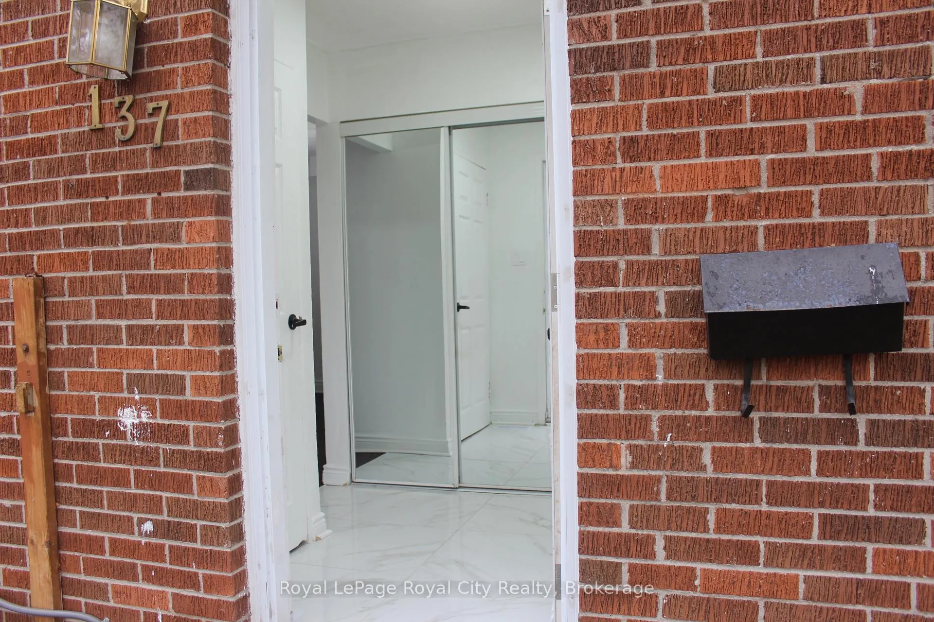 Photo 4 of 137 Jansen Avenue, Kitchener, Centreville Chicopee — HOMEH