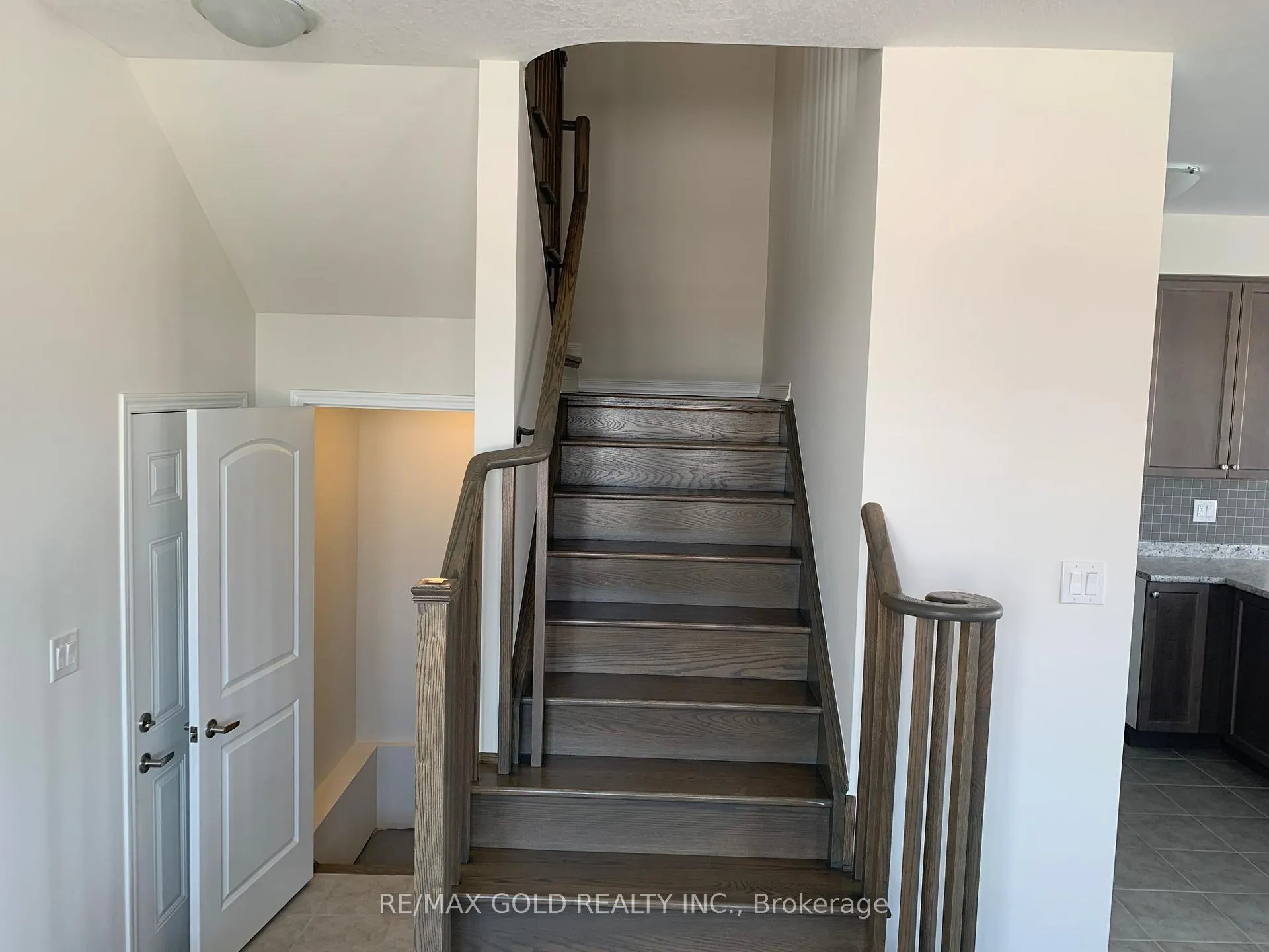 Photo 3 of 32 Oaktree Drive, Haldimand — HOMEH
