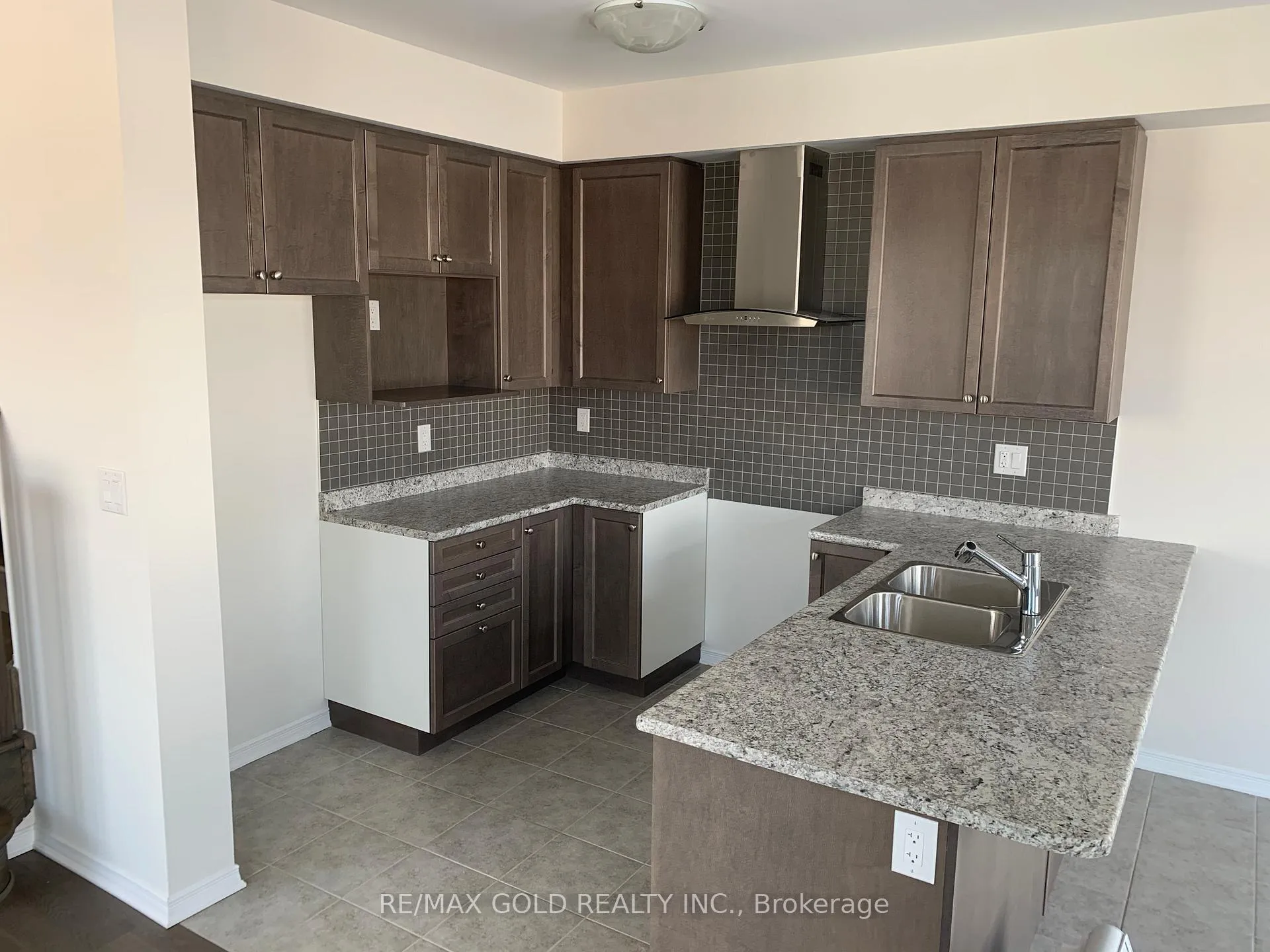 Photo 5 of 32 Oaktree Drive, Haldimand — HOMEH